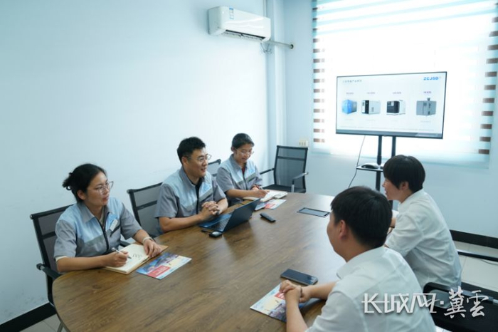 中国银行辛集分行工作人员上门服务。长城网·冀云客户端记者 富心迪 摄