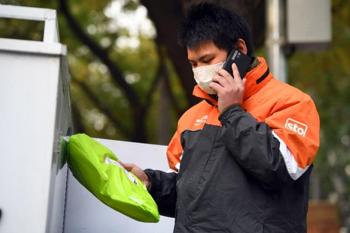 申通快递员在派件。