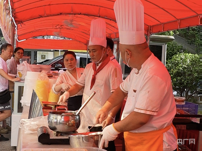 潇湘华天大酒店现场加工卤味（央广网发  张孝彤  摄）