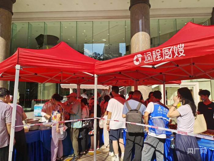 通程国际大酒店摊位前，市民排队选购（央广网发  沈圆  摄）