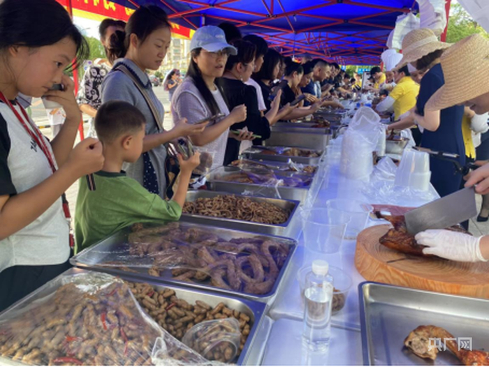 三景韦尔斯利酒店便民美食街（央广网发  长沙县泉塘街道泉旭社区  供图）