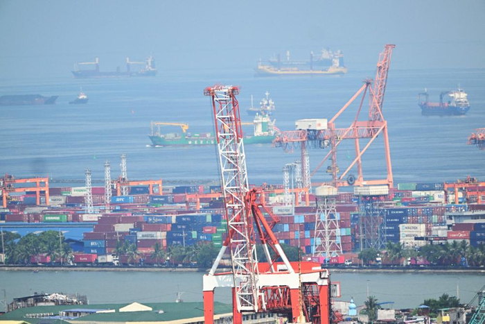 这是2025年4月拍摄的菲律宾马尼拉港。图片来源：法新社