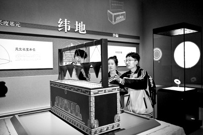     游客在陶寺遗址博物馆参观。新华社发