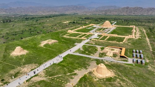 2025年7月10日，游客在宁夏银川西夏陵景区3号陵参观（无人机照片）。新华社记者 王鹏 摄