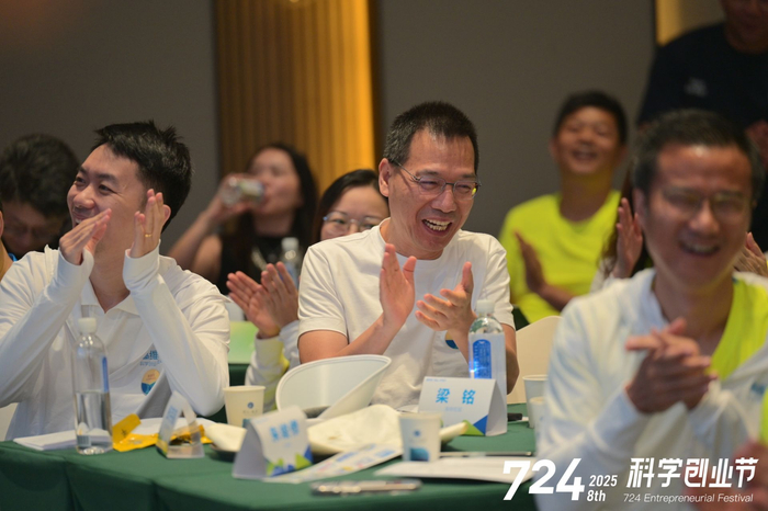 ▲图为高维学堂第八届“724科学创业节：回到经营 高维经营年度案例会”现场