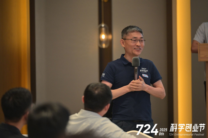 ▲图为高维学堂第八届“724科学创业节：回到经营 高维经营年度案例会”现场，高维学堂常驻导师冯卫东进行案例点评