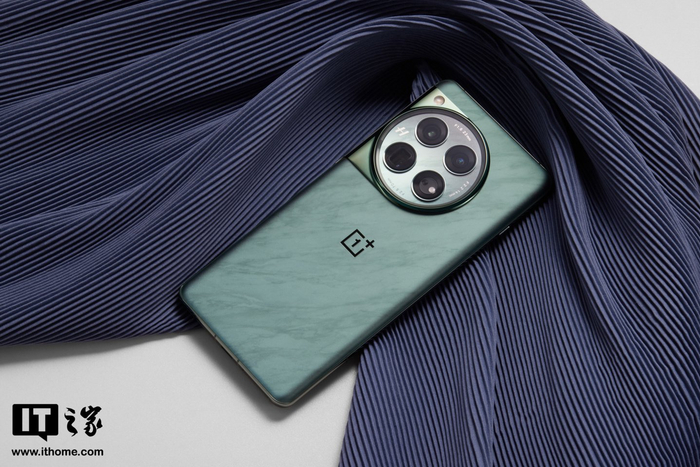 ▲ IT之家开箱：一加 12「苍绿」图赏