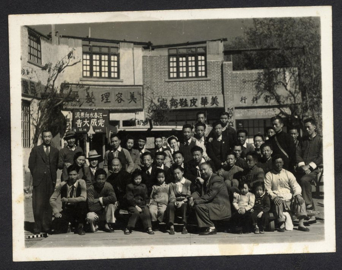 《一江春水向东流》杀青现场，郑君里之子郑大里供图。
