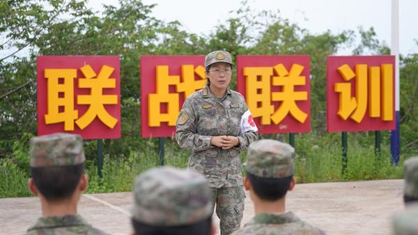 　　李慧灵为战士们开展健康宣教。李金航/摄