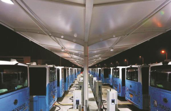 电动公交车夜间错峰充电场景。