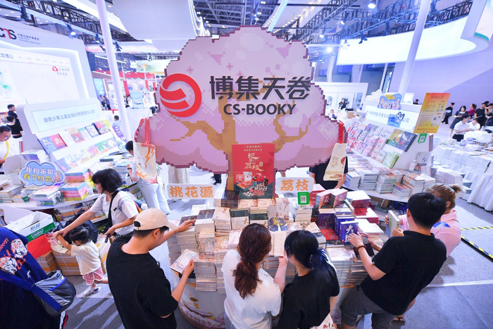 博集天卷展台，马伯庸作品专区引来众多粉丝打卡。