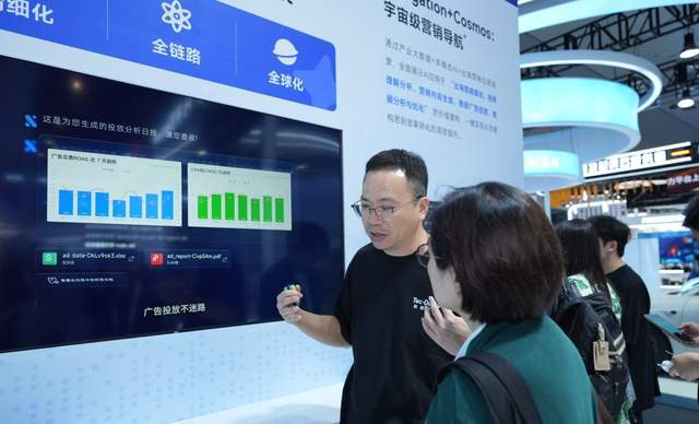 ▲钛动科技技术VP陈德品在WAIC现场讲解Navos
