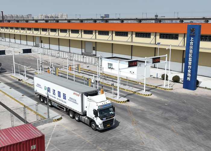 青岛西海岸利达物流有限公司的TIR运输车。