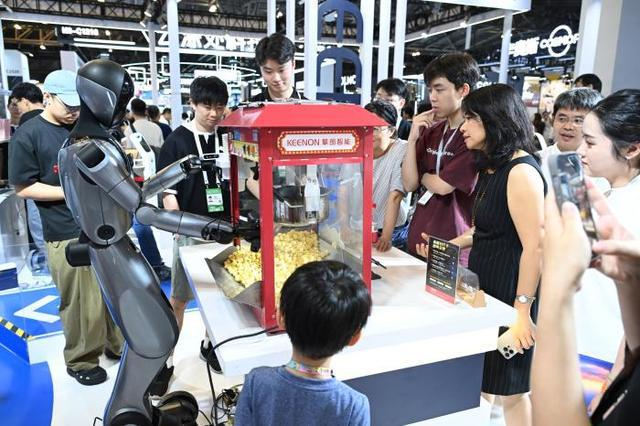 2025年7月26日，上海，2025世界人工智能大会上，卖爆米花的机器人吸引观众。中新社记者 田雨昊 摄
