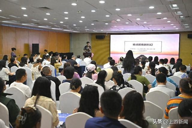 ▲2025年7月26日，南岸国际会议展览中心，2025网行者大会“网络文学创作生态与商业模式”分会场现场。记者 张春晓 摄