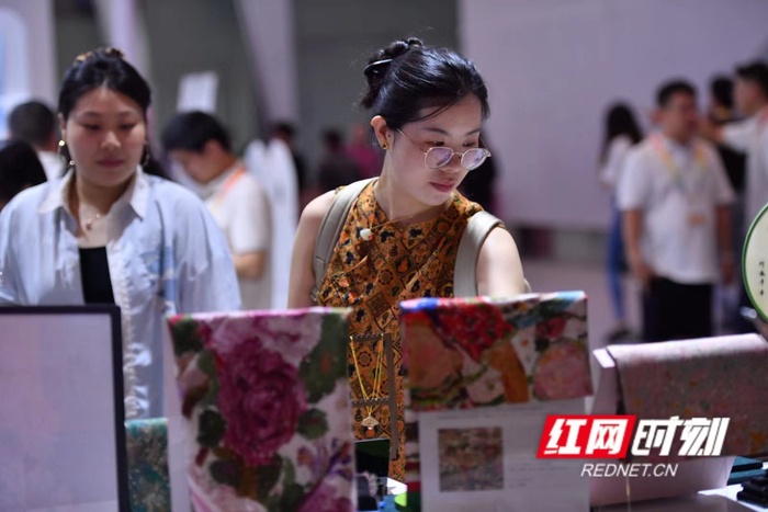 中南传媒数智文创展台十分吸睛。