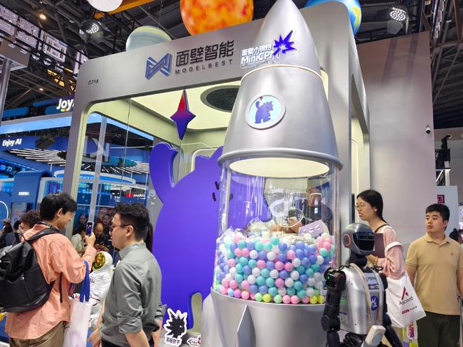 图说：WAIC 2025面壁智能展台（周悦|摄）