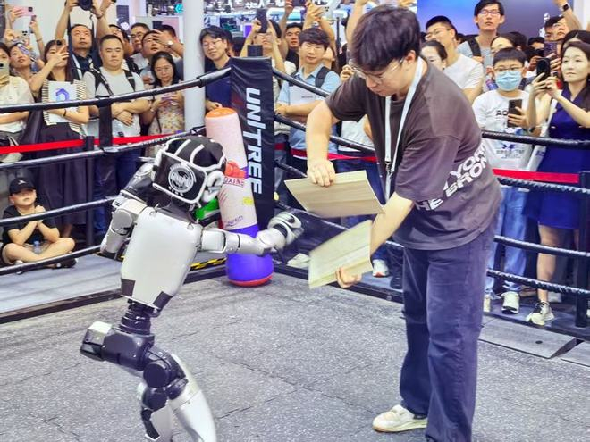 宇树机器人在智能大会现场拳击木板。新京报贝壳财经记者俞金旻 摄