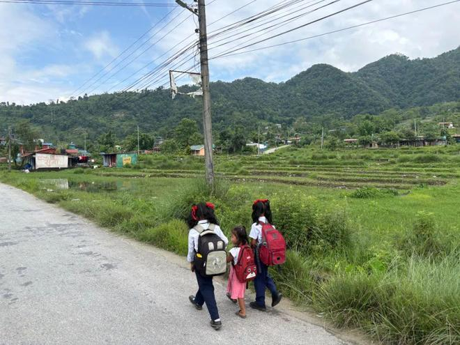 走路上学的当地小女孩们，图源月亮
