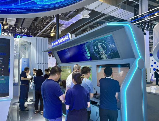 　　中远海运展示的航运垂类大模型“Hi-Dolphin”。新华社记者 王辰阳 摄