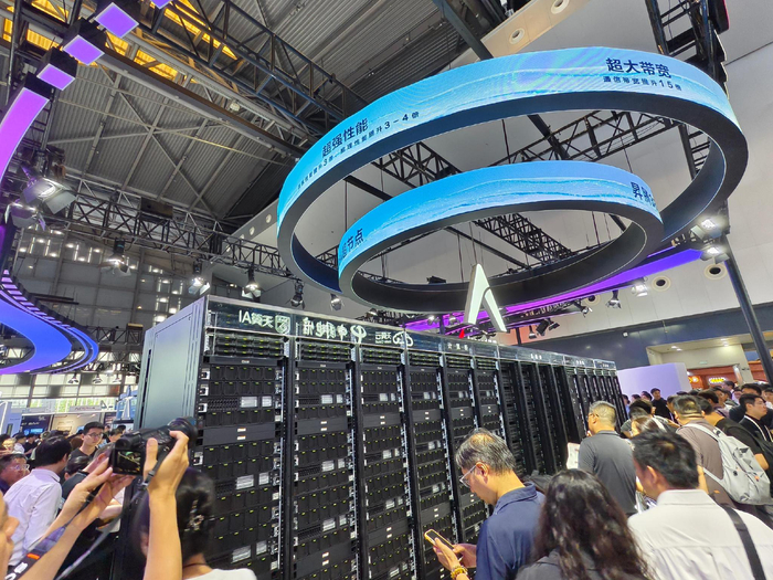 图说：WAIC 2025华为展台昇腾384超节点（周悦|摄）