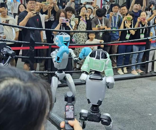 （图：宇树机器人在格斗 时代财经摄）