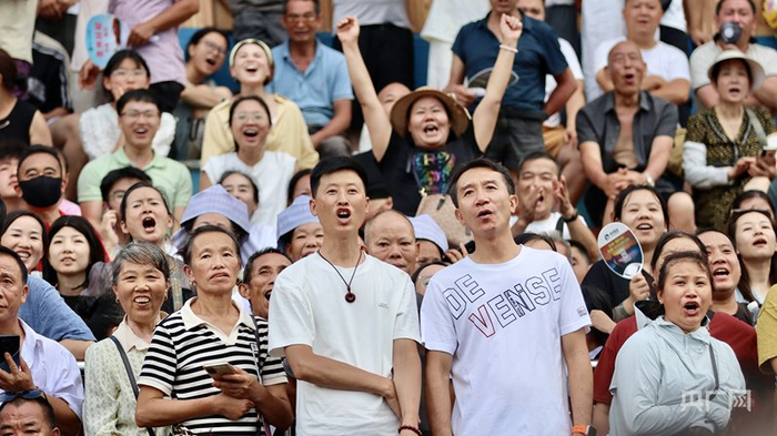 观众正在聚精会神地观看比赛（央广网发  任浪萍  摄）