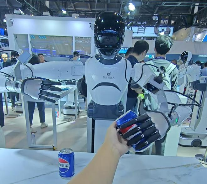 （图：智元机器人在展示 时代财经摄）