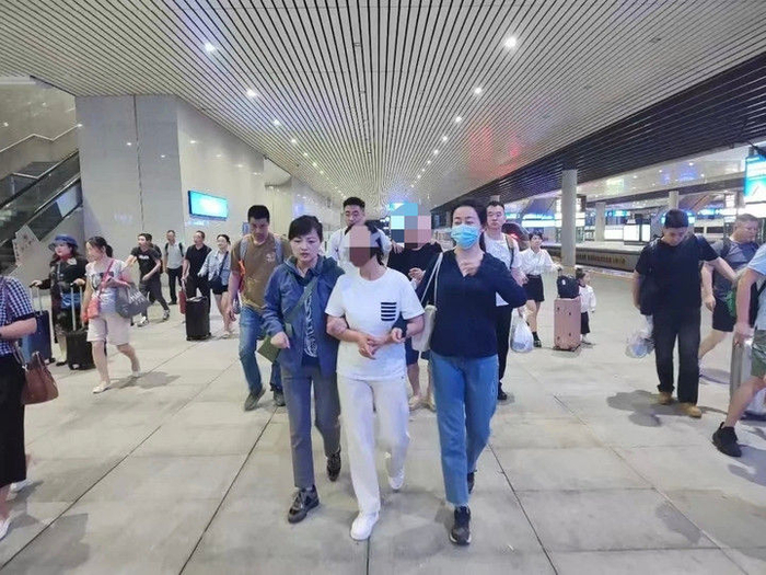 图为白某某（图中）被警方从陕西抓捕归案。（受访单位供图）