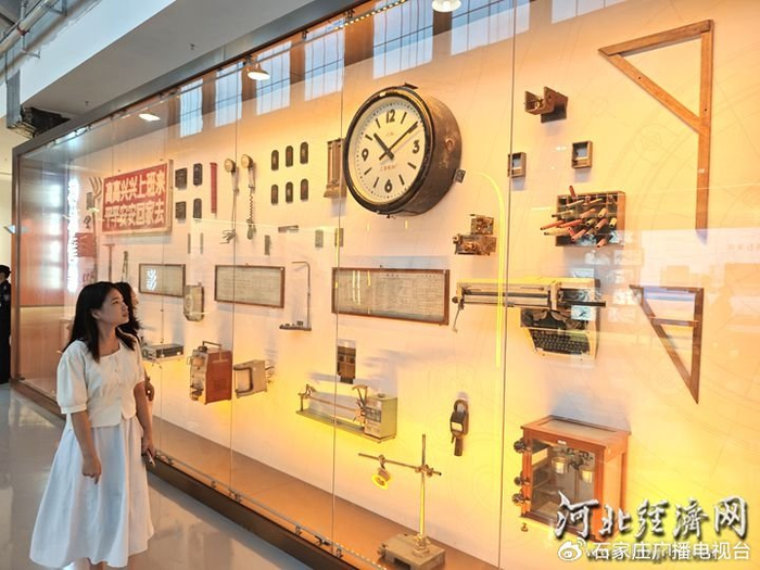 市民正在石家庄纺织展览馆内进行参观。 河北经济日报实习生 刘翼飞 摄