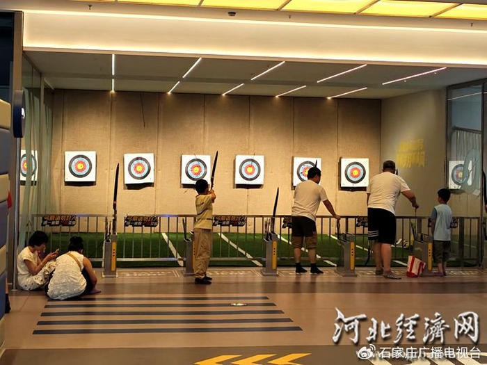 滴答滴运动工厂内，家长正在带着孩子一起射箭玩耍。 河北经济日报实习生 刘翼飞 摄