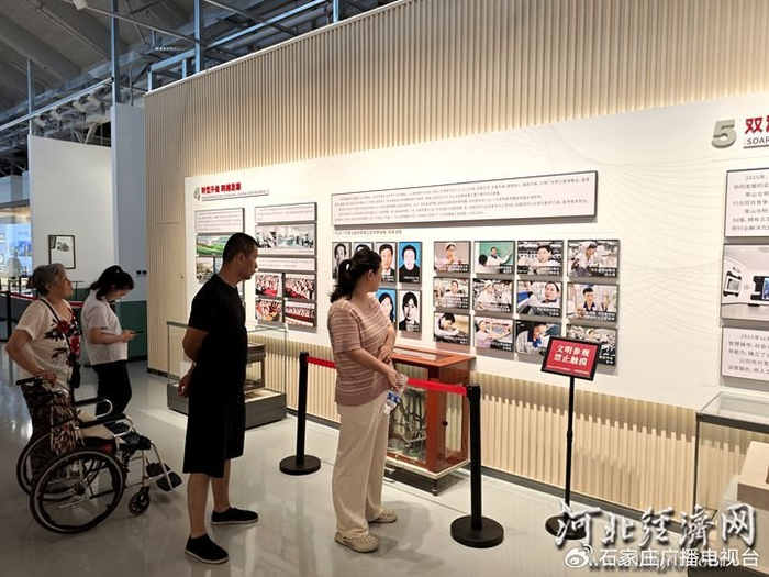 市民正在石家庄纺织展览馆内进行参观。 河北经济日报实习生 刘翼飞 摄