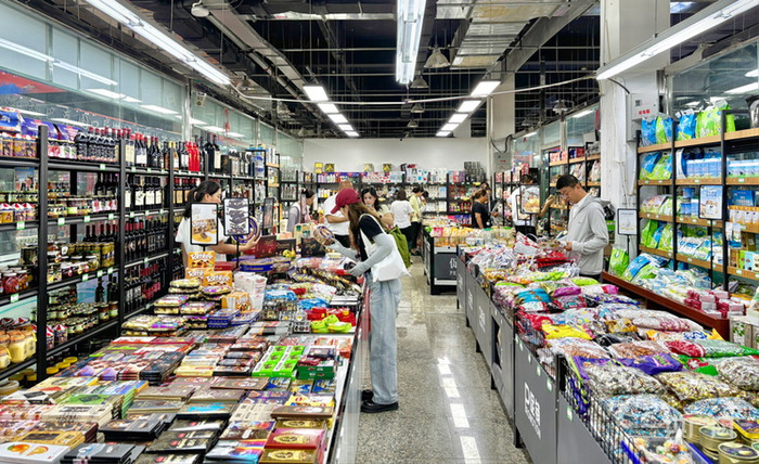 在塔城市巴克图口岸边民互市贸易区，游客正在选购商品（央广网记者  梁瑜琳  摄）