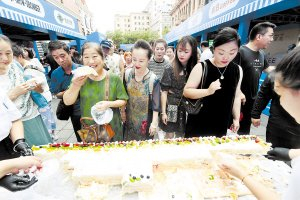 　　市民游客排队品尝西餐蛋糕。 本报记者 刘洋摄
