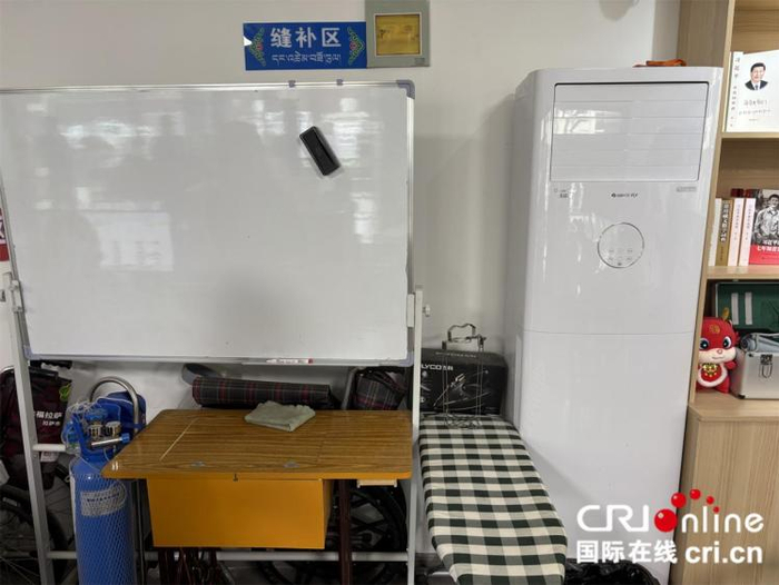 　　鲁固社区党群服务V站缝补区（摄影 任丽君）