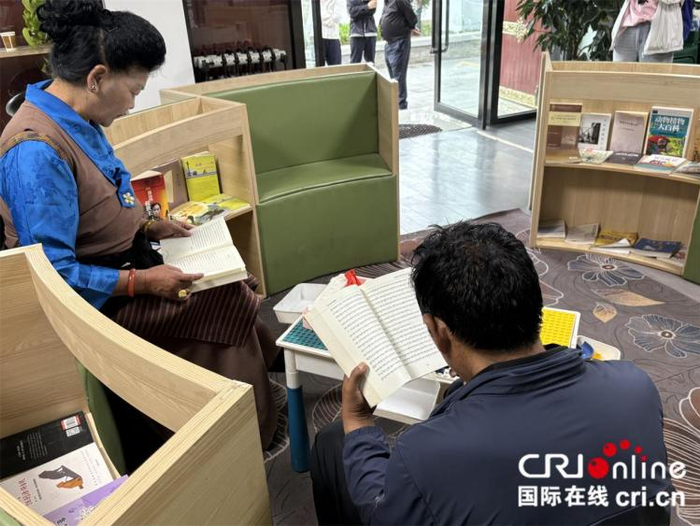 　　群众在图书阅览区看书（摄影 任丽君）
