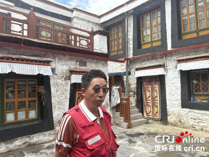 　　八廓社区党支部书记次成在曲苏大院接受记者采访（摄影 任丽君）