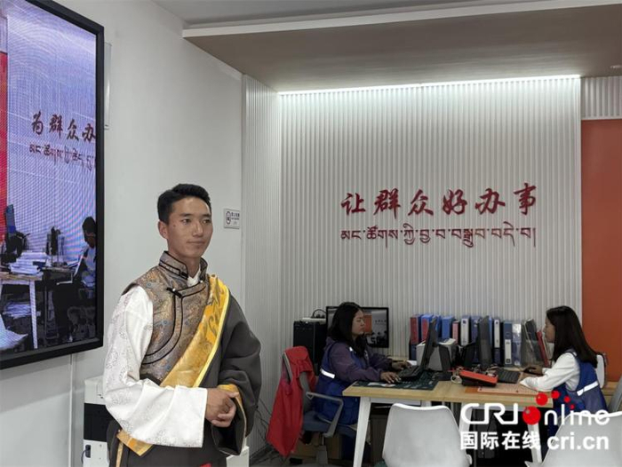 　　通嘎社区工作人员刚组次仁介绍通嘎“e”站 （摄影 任丽君）