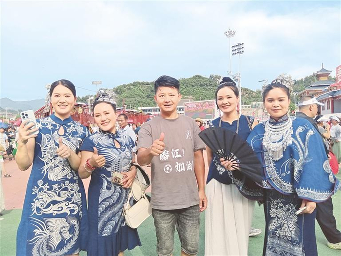 贵定志愿者吴家龙（右二）与当地群众合影。  （受访者供图）