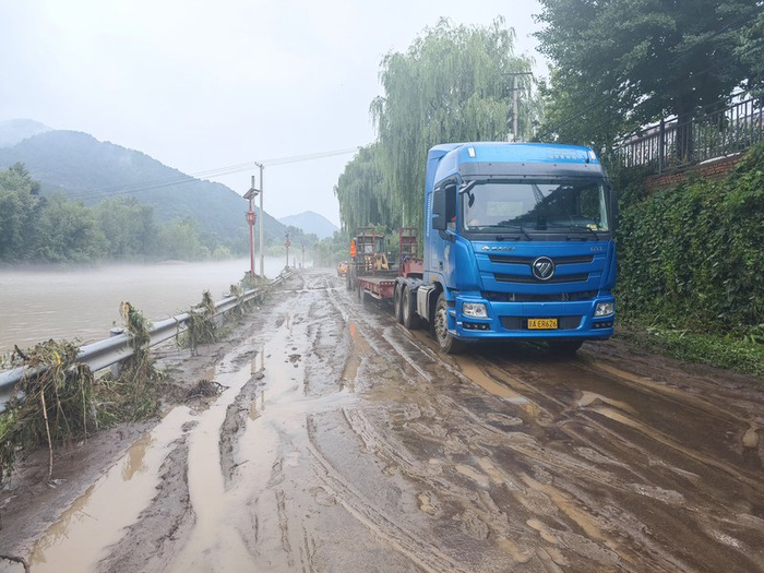 位于延庆区珍珠泉乡水泉子村的四宝路，道路上的山洪已经退去，留下了不少淤泥。北京市交通委延庆公路分局供图