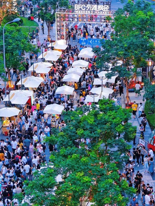 外滩BFC枫径夜市 图片来源：百度