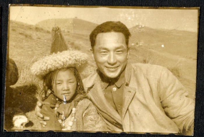 拍摄《民族万岁》时，郑君里和藏族女孩的合影，郑君里之子郑大里供图。