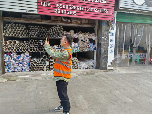 图:遵义联通工作人员正在白杨小区测试网络覆盖情况。