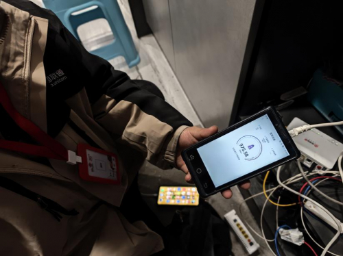 图:遵义联通“智家工程师”正在蔷薇国际小区测试宽带速率。