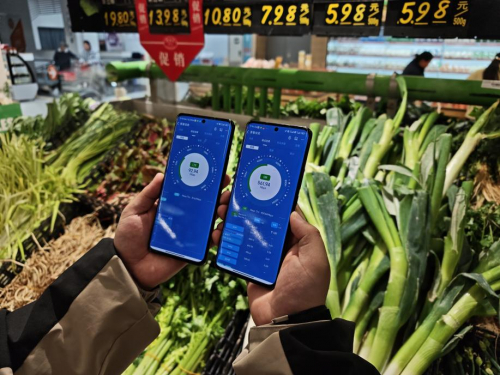 图:遵义联通工作人员正在大润发超市测试下载速率。