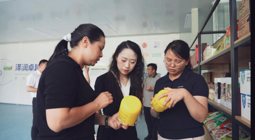 图:活动嘉宾积极了解参观企业产品