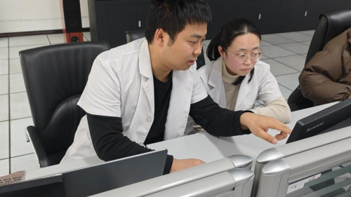 图:遵义联通网络优化人员正在监控分析基站指标。