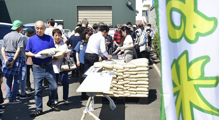 △6月9日，日本民众排队购买政府投放的储备大米