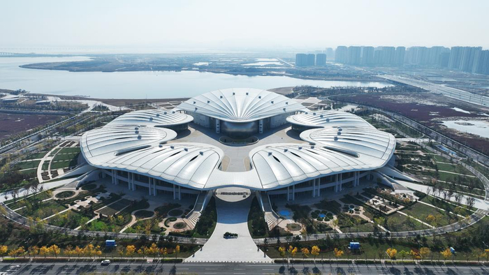青岛·上合之珠国际博览中心，里面有众多上合组织国家的元素展示馆。