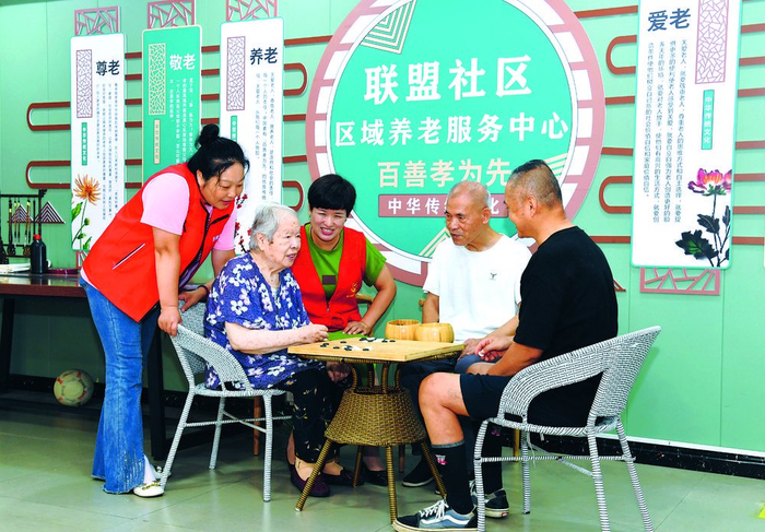 在石家庄市新华区联盟社区区域养老服务中心，老人们正在休闲娱乐。